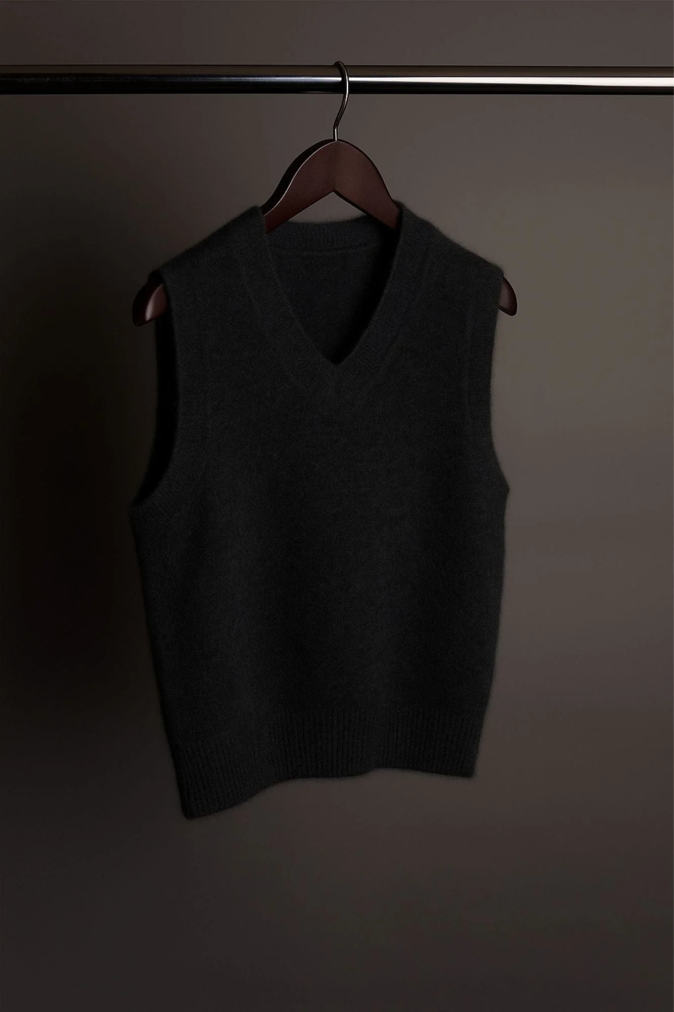Made-to-Measure Cashmere V-Neck Sweater Vest - Image 12