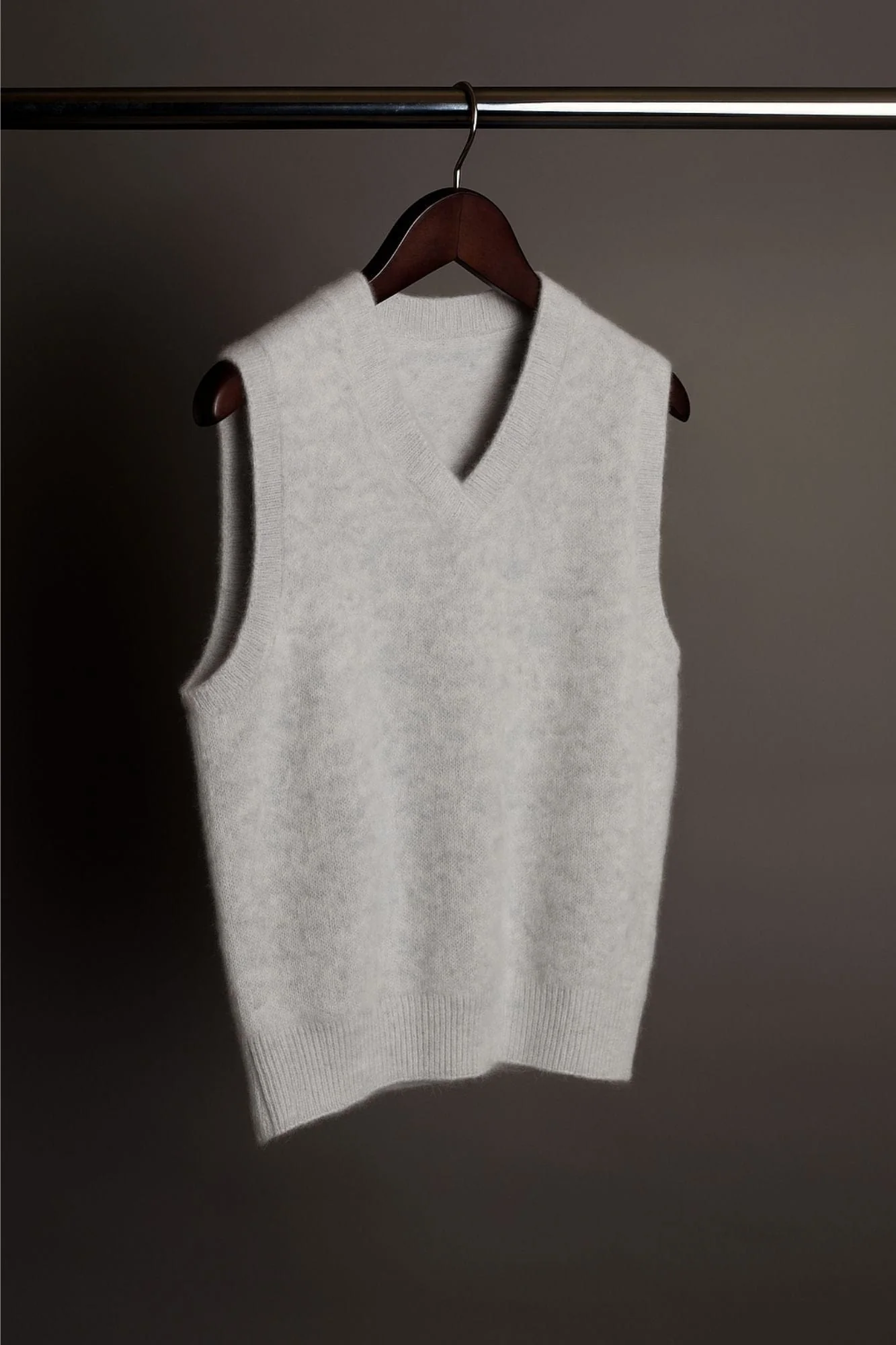 Made-to-Measure Cashmere V-Neck Sweater Vest - Image 4